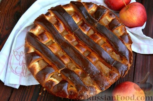 Дрожжевой пирог с яблочным джемом
