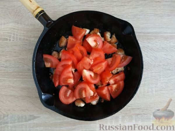 Яичница с индейкой и помидорами