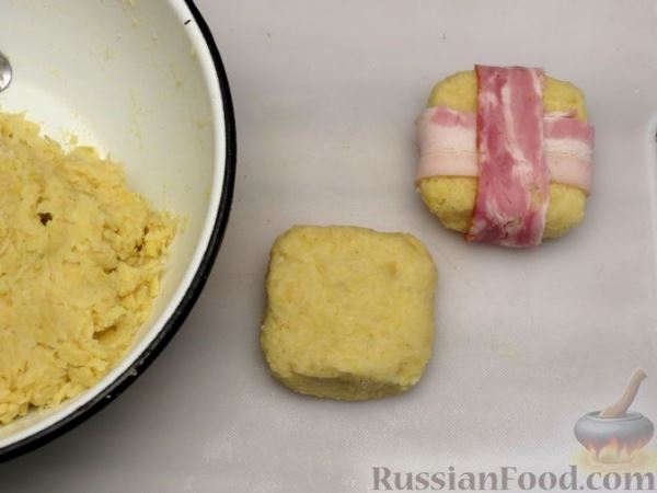 Картофельные котлеты в беконе, запечённые в духовке