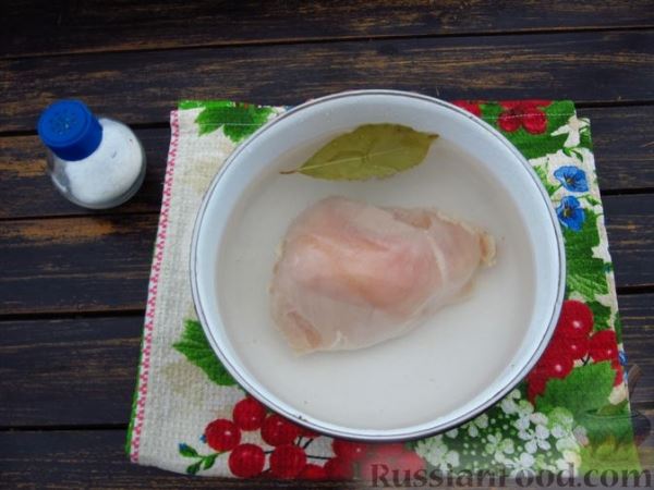 Салат с курицей, свёклой и маринованным луком