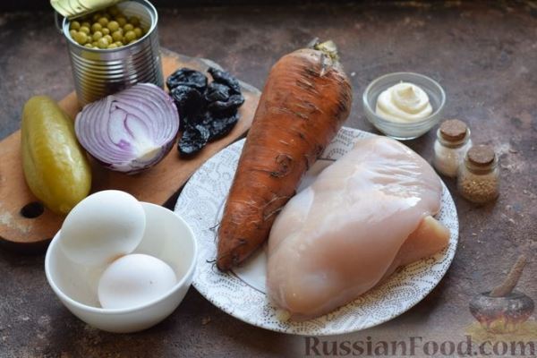 Слоёный салат с курицей, морковью, солёными огурцами и зелёным горошком