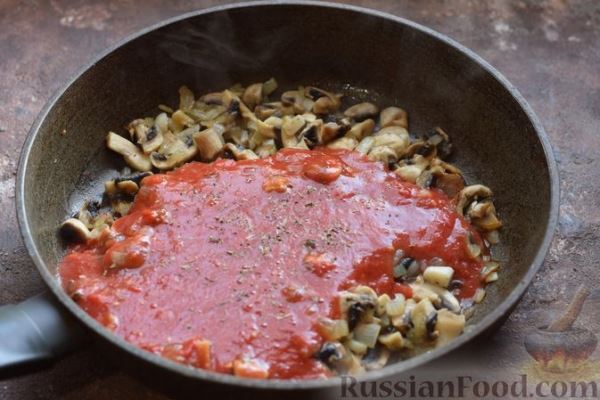Спагетти с грибами в томатном соусе