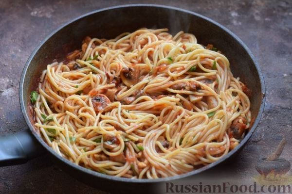 Спагетти с грибами в томатном соусе