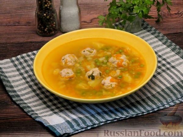 Суп с фрикадельками из индейки и овощами