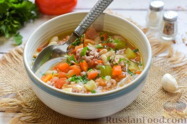 Суп с фрикадельками, консервированной фасолью и овощами