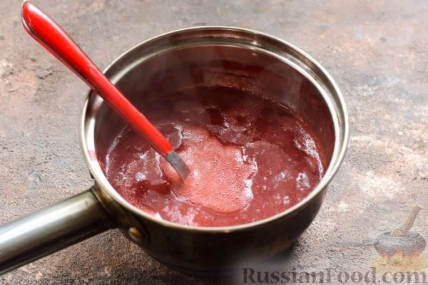 Творожная запеканка с цукатами, сушёной клюквой и винно-ягодным соусом