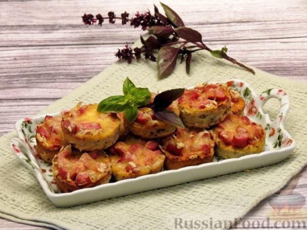 Закусочные "маффины" из цветной капусты с колбасками, сыром и томатным соусом