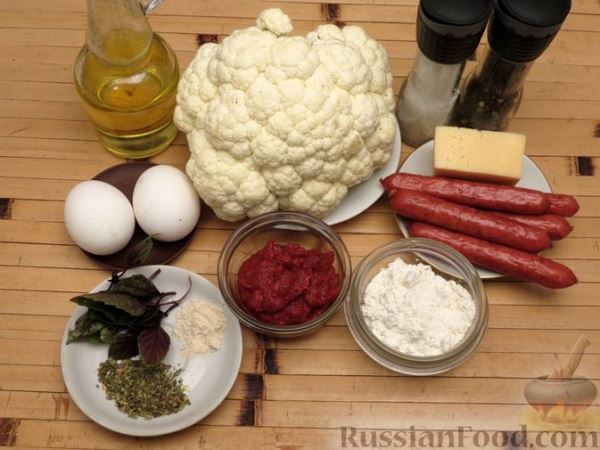 Закусочные "маффины" из цветной капусты с колбасками, сыром и томатным соусом