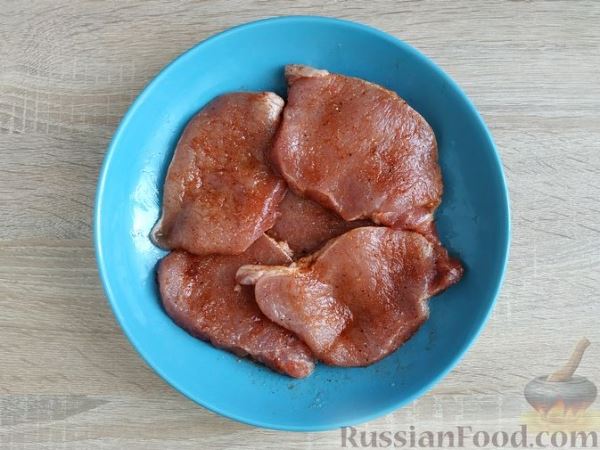 Отбивные из свинины, запечённые под сливочно-грибным соусом