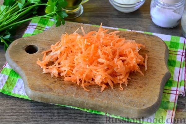 Салат с колбасой, морковью, сыром и яичными блинчиками