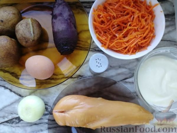 Слоёный салат с копчёной курицей, свёклой, картофелем и морковью по-корейски