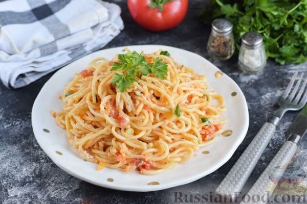 Спагетти с помидорами, луком и яйцом