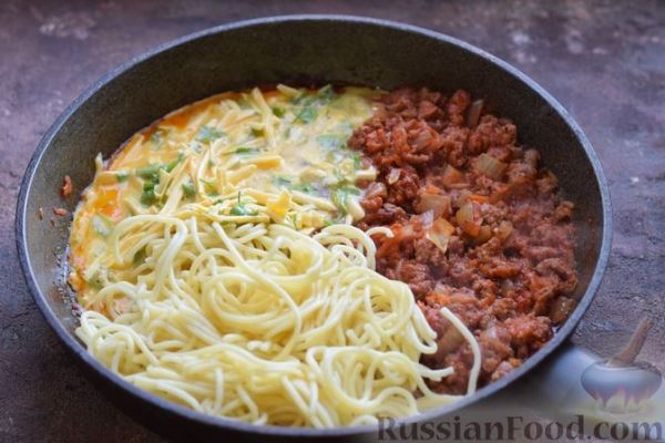 Запеканка из спагетти с фаршем, яйцами и сыром